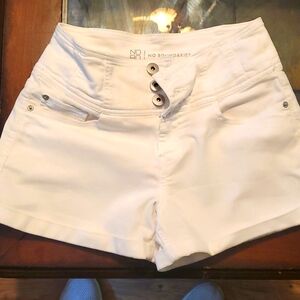 No Boundaries women's junior white shorts